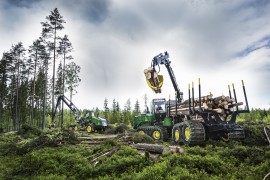 John Deere 1270G harvester