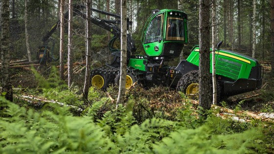 John Deere 1070G harvester