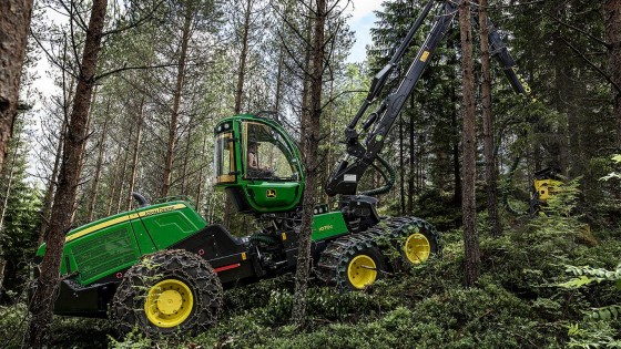 John Deere 1070G harvester