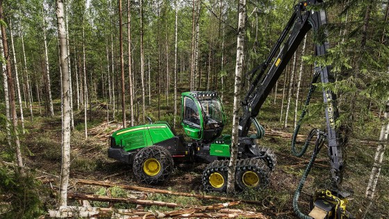 John Deere 1070G harvester